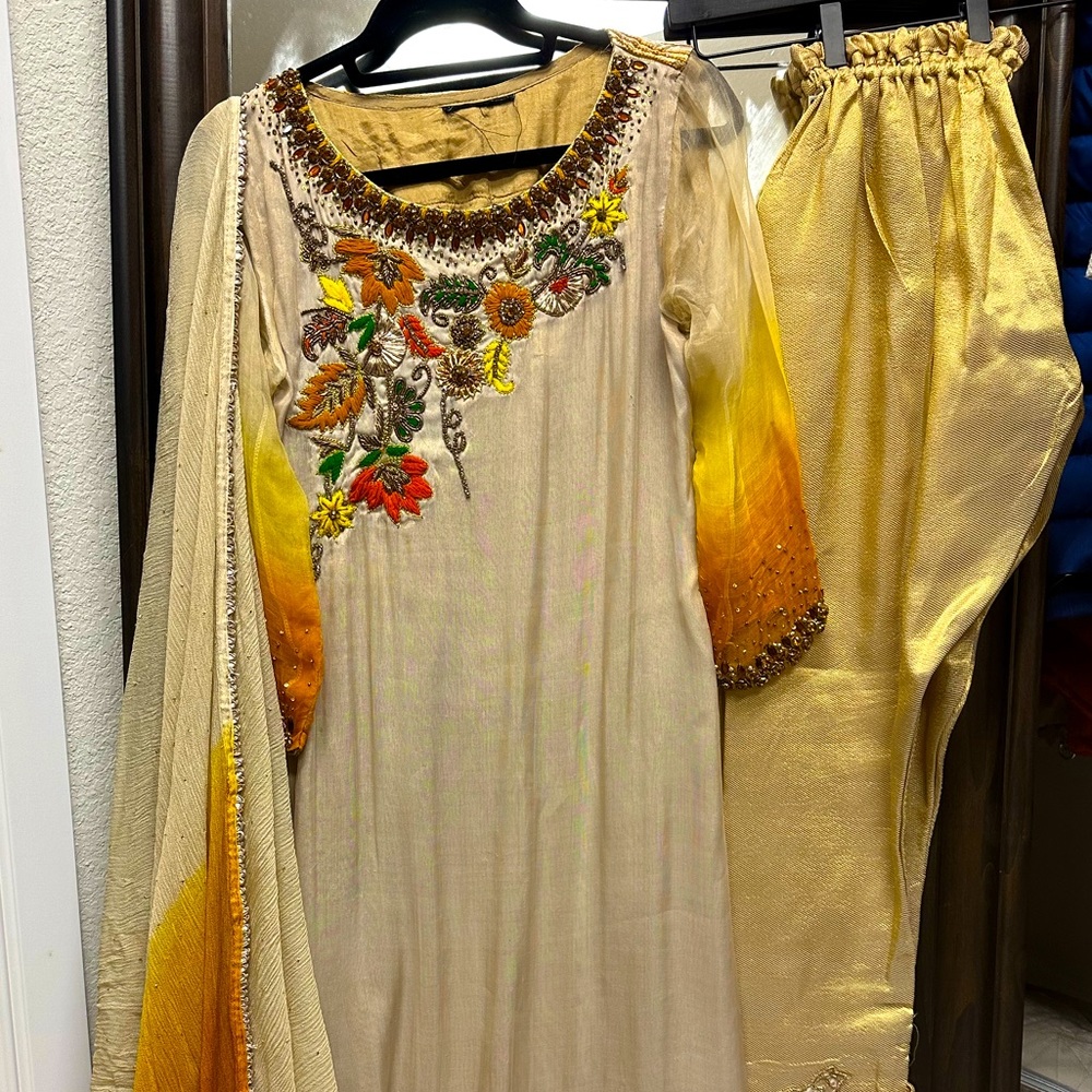 Beautiful embroidered 3 piece outfit in M size .